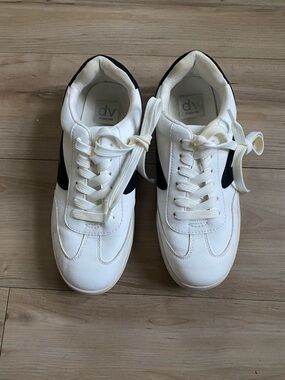 DV by Dolce Vita Cream Sneakers with Black Side Panel size 7 Women’s